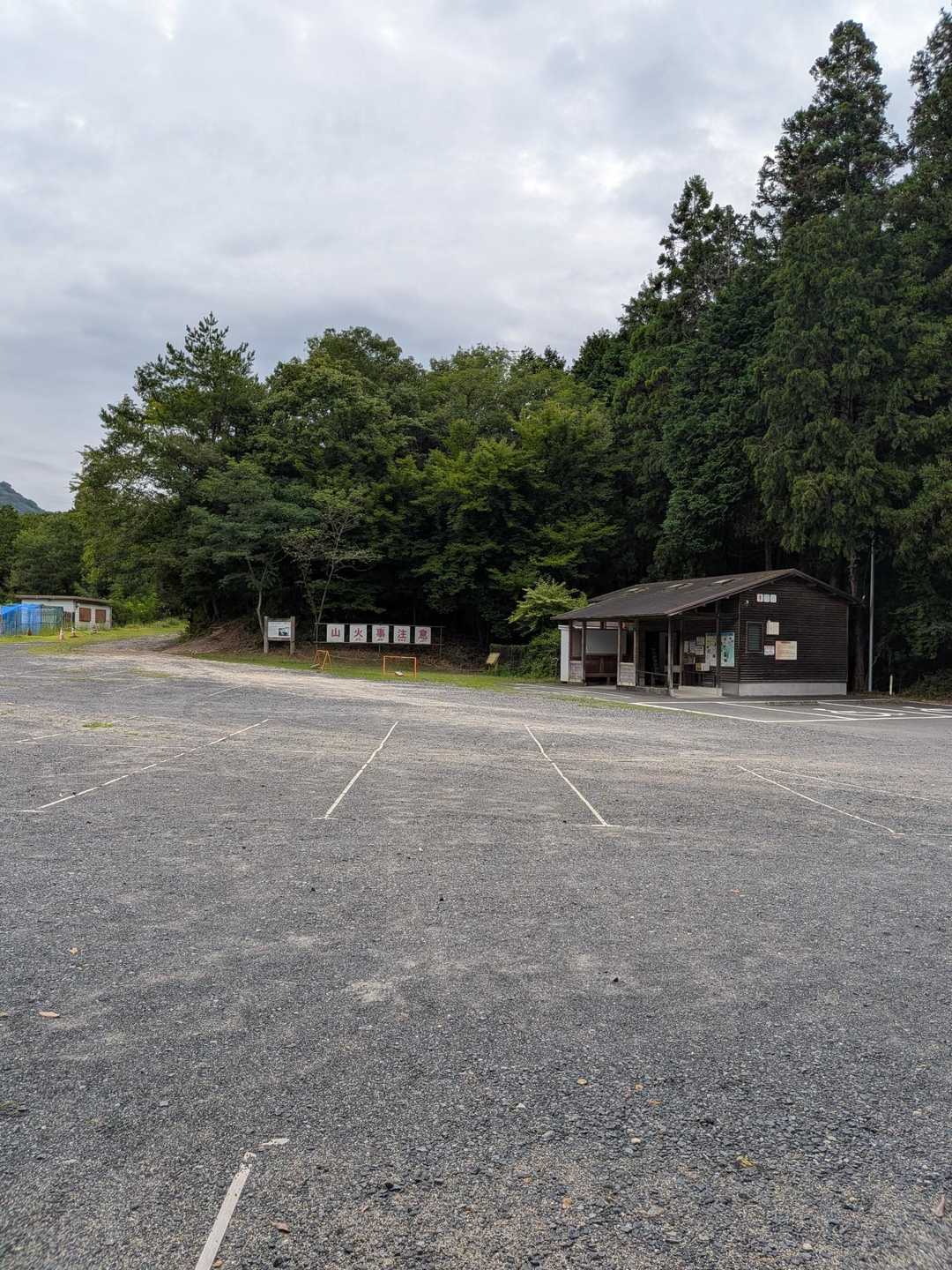 駐車場はがらがら