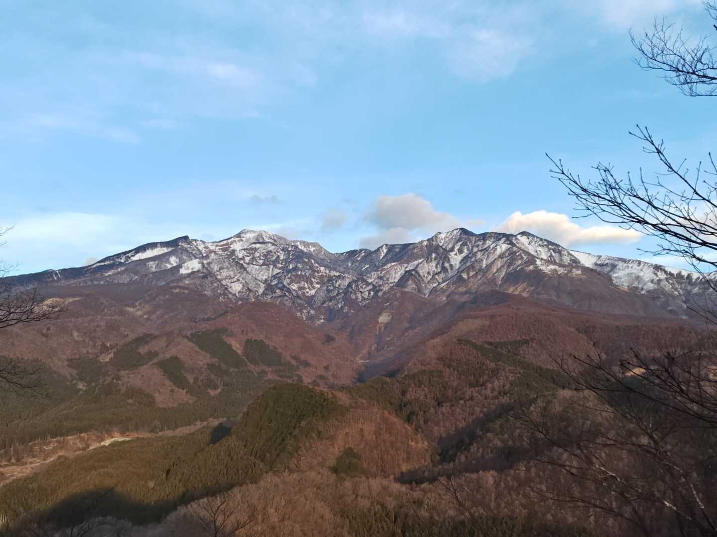 山頂奥に進むと赤薙山と女峰山がよく見えます😄