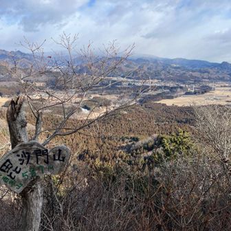 毘沙門山（栃百）
鬼怒川温泉♨️鶏頂山方面☁️寒そう笑
右側に鶏岳（栃百）

反対側からは筑波山が見えました。