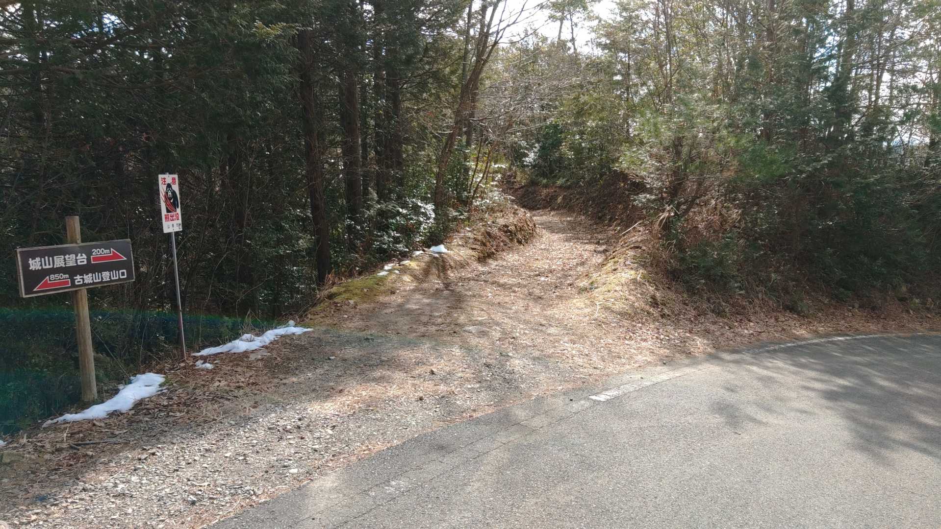 展望台へはここから入ります。ここの前で悩んでいた車がいましたが、無理矢理なら行けなくもない(笑）けど、やめましょう。ということだから、この展望台って、あんまり人が来ないロケーション。