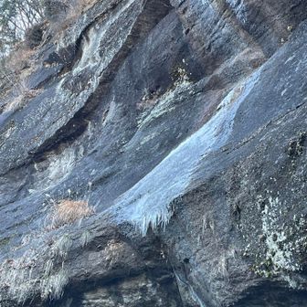 岩屋上には氷柱