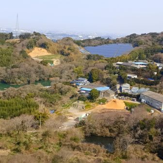 こちらの山の斜面にはソーラーパネルが設置されている。