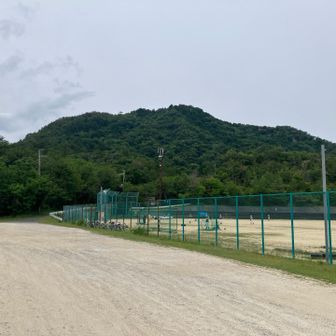 菩提寺小学校の横にある駐車場に停めさせてもらいました。