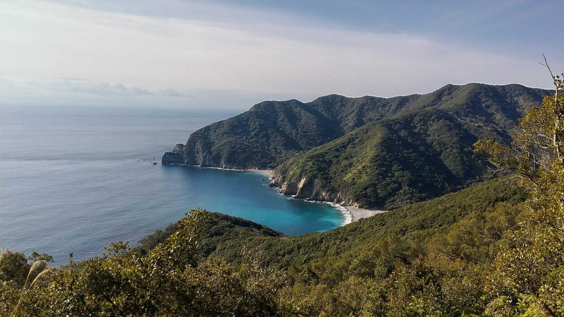 わー、後で歩く二つの浜が見えました😊海水の色がめっちゃきれい。
