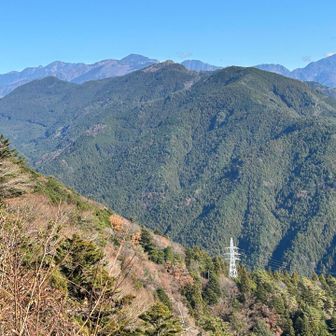 不動岳から世界の黒沢山🌍、中ノ尾根山、三又山、一番左端は池口岳かな？
