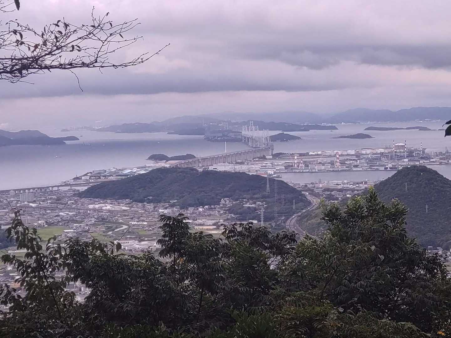 ６番目の展望ポイント
北方向、正面に瀬戸大橋