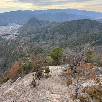 和気富士への稜線の左下に尾根と中央にはルートが見える
マップにはないけど多分ここを下りるんでしょう