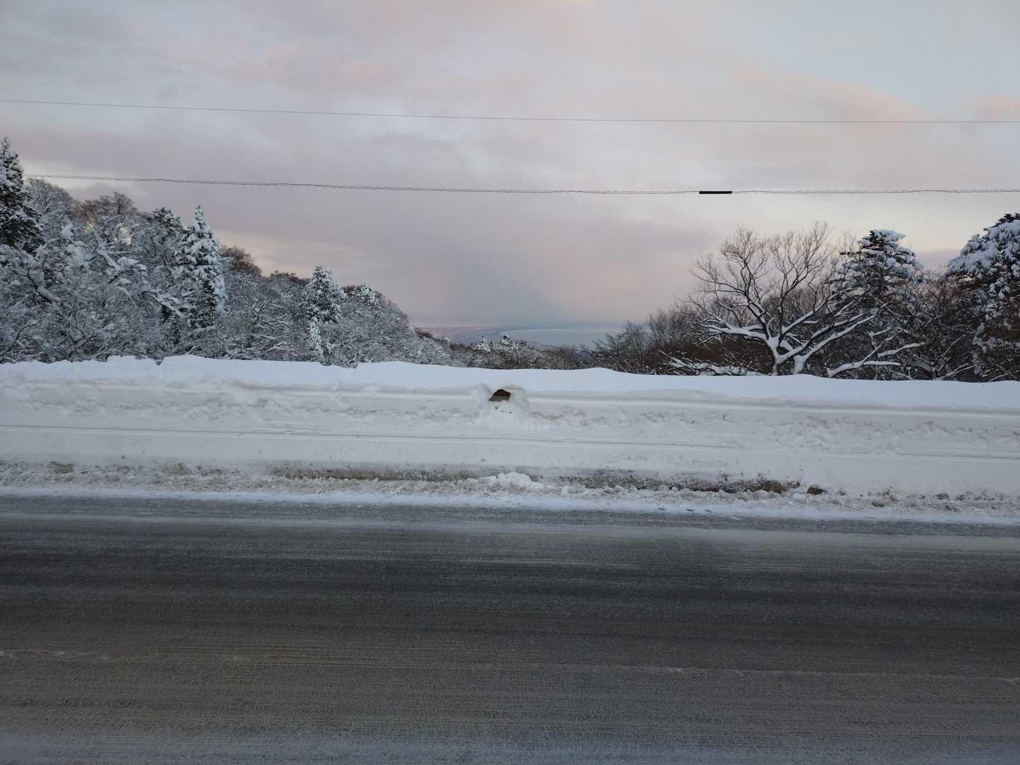 雪壁の向こうに弓ヶ浜