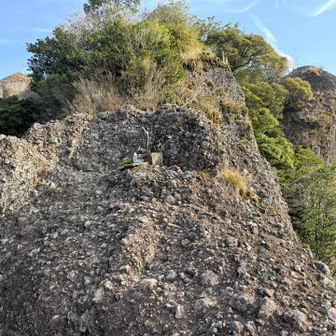 雌岩から雄岩方面を仰ぎ見る
ただし、正面に草木が生い茂っているのであまり見えない
