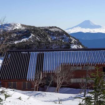 手前から光小屋、イザルガ岳、富士山