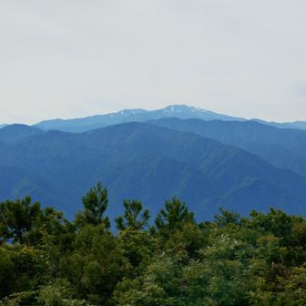 鷲走ヶ岳正面には白山がドーン