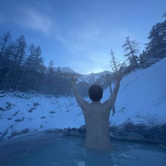 日本最高所「雲上の湯♨️」堪能中。
硫黄岳が目の前にドーンと見えて最高です‼️
お湯は熱すぎずぬる過ぎず最高の湯加減。
入ったは良いが出る時の着替えをもう一度シミュレーション。。。
しかーし、体の芯まで温まり、外気温が気持ちよく、ゆったり着替えられました。無風&太陽出てたからかも。テント場へ戻る時も体はポカポカでした😄
冬は太陽☀️のあたる14時前に入るのが良いかも。