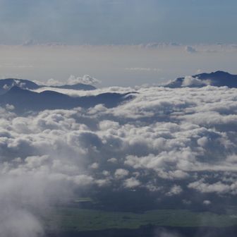 雲のおかげで遠近感のある風景に。