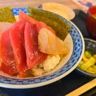 お腹空いたので、近くのお店でランチ🍴
『八福食堂』にて
入口の券売機で買うシステム