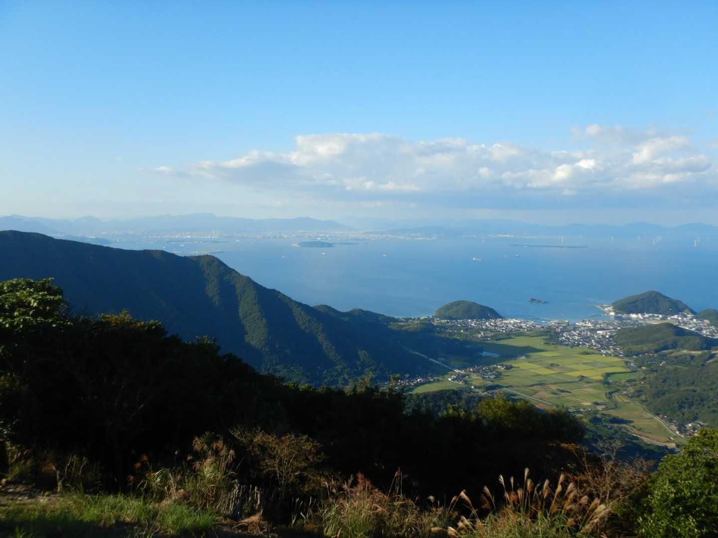 めちゃくちゃ景色がいい。
由布、鶴見も見え、知ってる山だらけでなんか嬉しくなった。
今度、由布岳に登ったら鬼ヶ城を探してみよう。