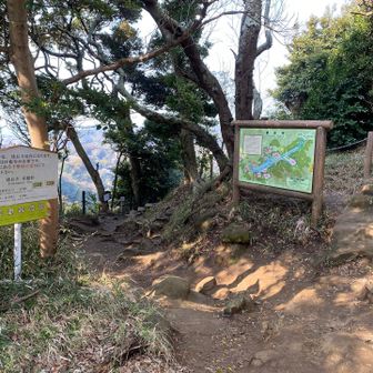 建長寺卍に降りていきます