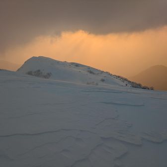朝は5時30分に小屋を出たけどガッスガス…
30分待機しているとガスが切れて幻想的な空が待っていました🙌