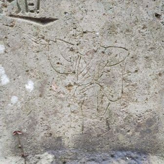 石碑にかみしもが彫られている