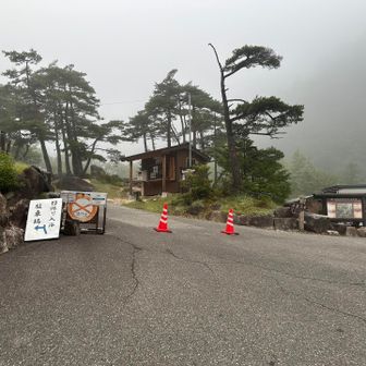 中房温泉と、登山口周辺の様子
中房温泉には、登山客は車を停めることはできません
交差点のようなロータリーがあり、車もここで行き止まりのようでした