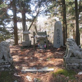 経塚の発掘跡、何年か前に玉川近代美術館で見た覚えがある。今年も春に公開があるみたい。狛犬がカワイイ。