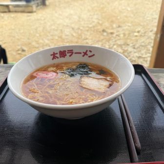 ラーメンを注文。🍜
ホントは行者ニンニク入りの「太郎ラーメン」を注文したつもりが、無印ラーメンだった。😢