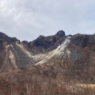ロープを登り切ると火口が現れます🌋

煙でてる〜
ゆで卵の匂いがする〜🥚
