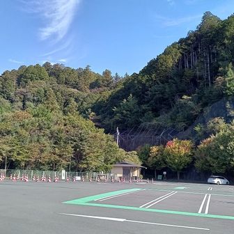 9時についたけど駐車場はガラガラ。下山時は8割程度の埋まり具合。
