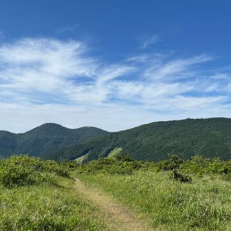毛無山頂は、ぐるっと見えます。右からこれから向かう比婆山、池ノ段、立烏帽子山、竜王方面。