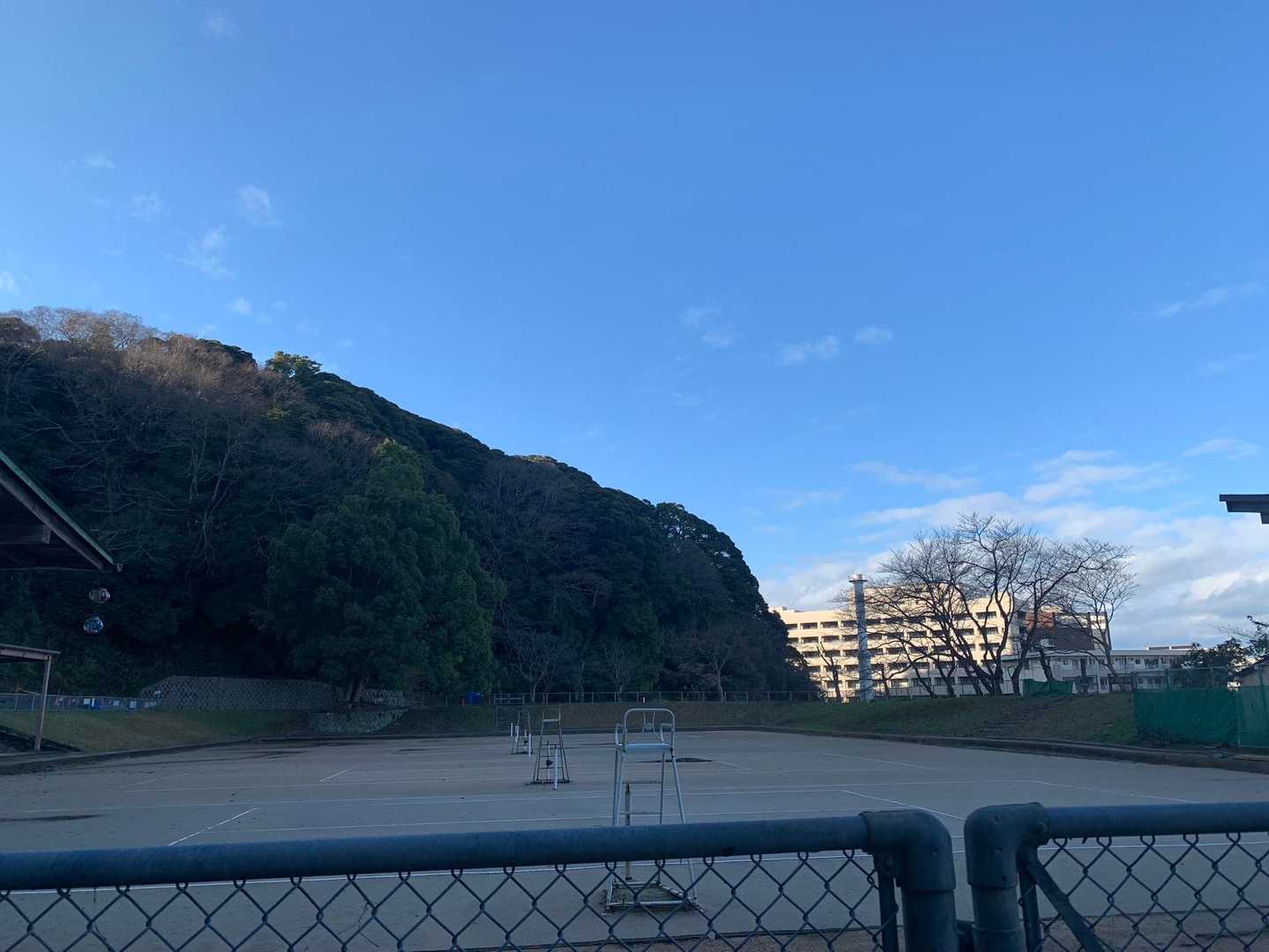 テニスコートと元職場😁