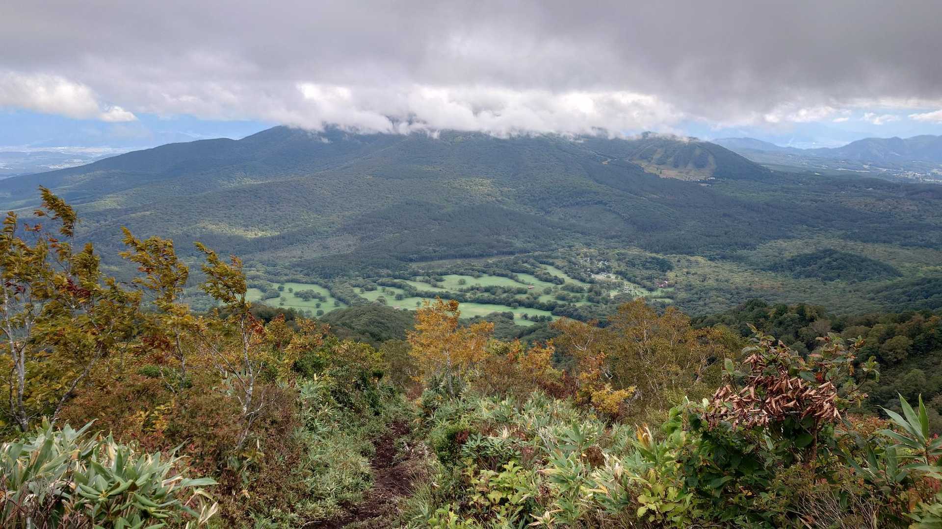 正面の飯縄山も山頂部は雲の中。