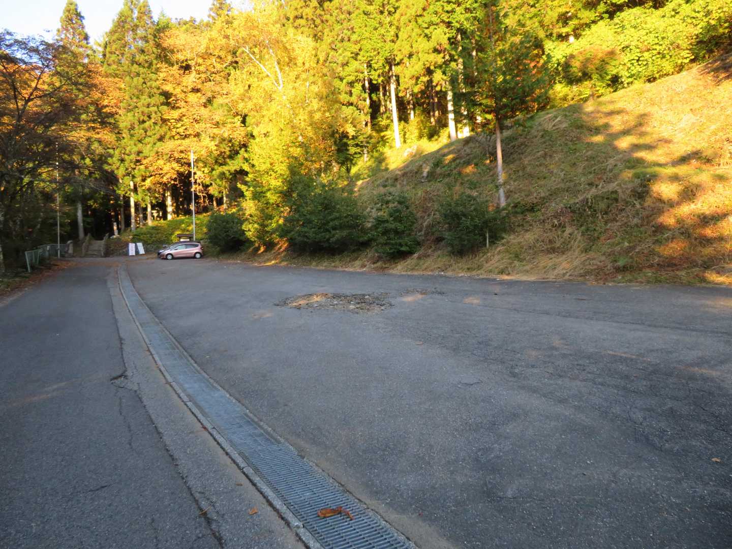 昨夜は恵那峡サービスエリアで車中泊。神坂神社前の駐車場に停めてスタートです。ここにはトイレは有りません。
