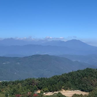 右に飯綱山、黒姫山
真ん中は、焼山、火打、妙高。少し雲がかかっています。