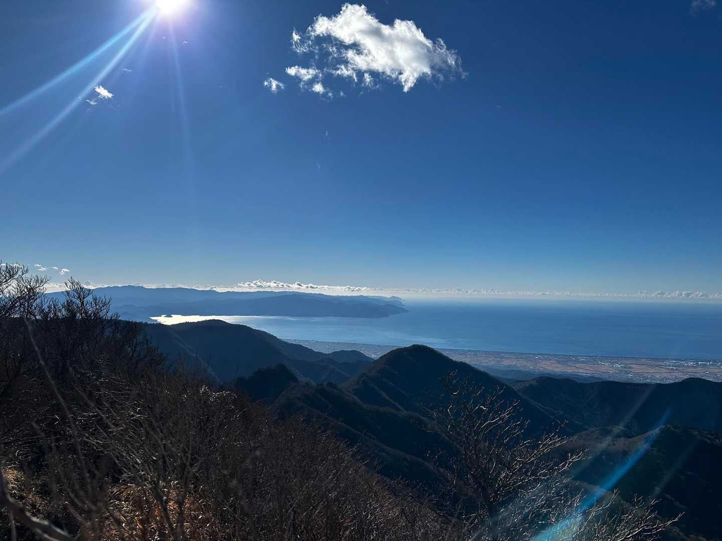 2024登り納めにふさわしい景色😁
伊豆半島　先の方まで見えます
1番向こうに見えるのは松崎？