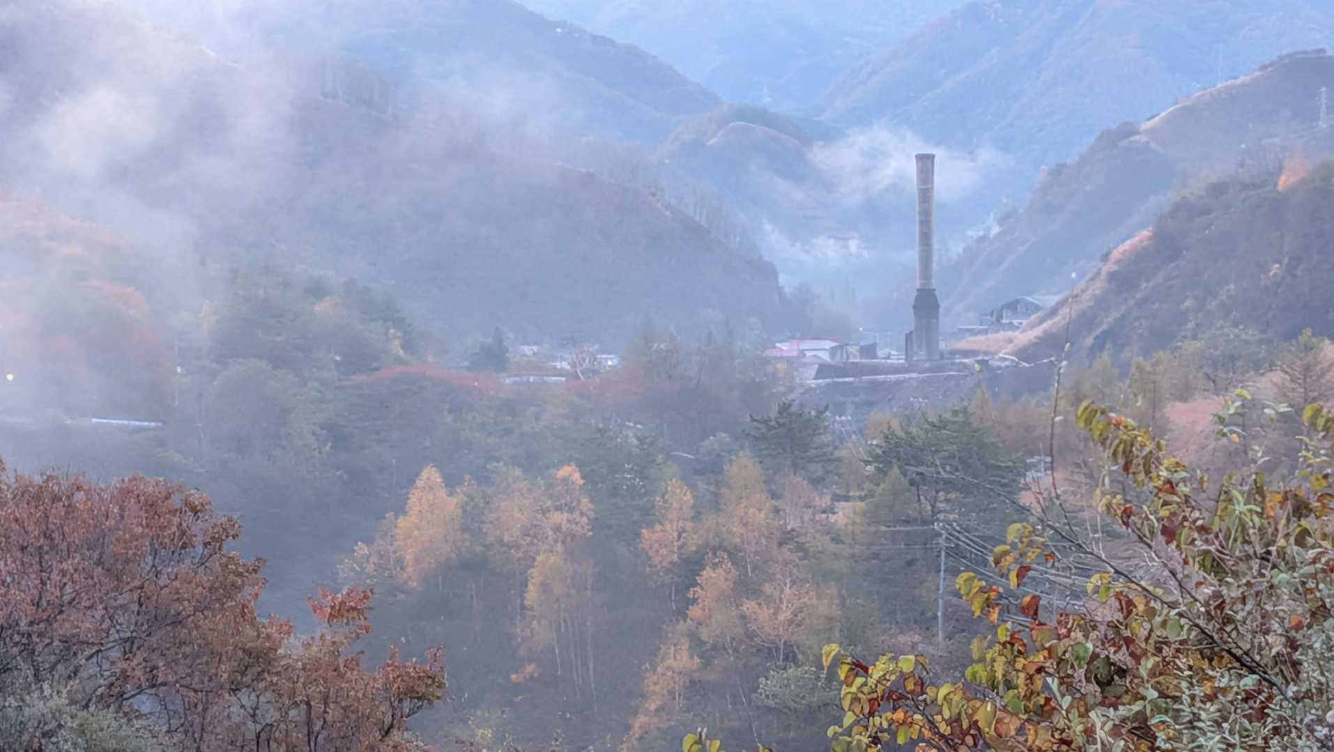 足尾銅山の煙突

朝靄に浮かぶ煙突と紅葉の風景が美しいけど、この存在が煙害を生み出したと考えると複雑な気分😔