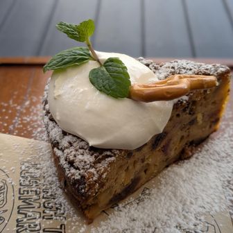 「りんごのクランブルケーキ」も美味しく頂きました🍰

お店は5、6年前に開店したそうです✨道の駅には毎年何度か寄りますがカフェがある事を今日まで知りませんでした😅
接客も良く料理も美味しそうなのでランチに寄りたいと思います🥘また一つ楽しみが増えました🍽️