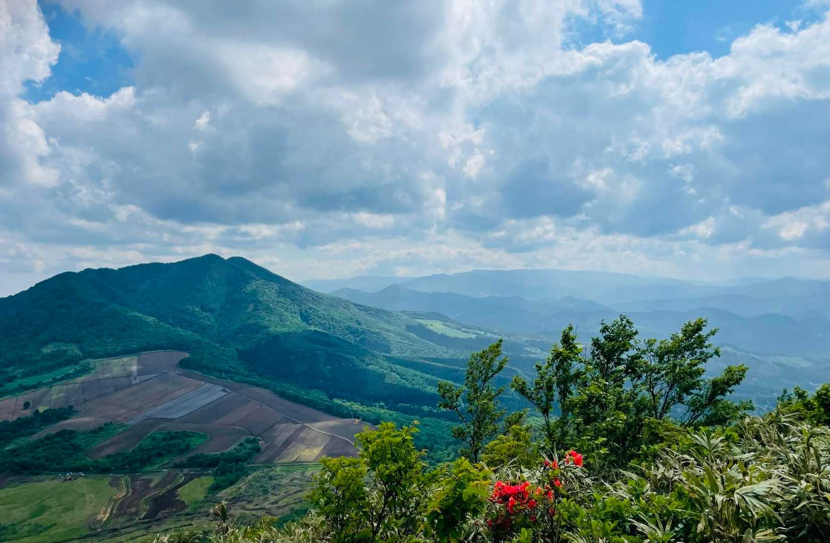 七時雨山、奥に裏岩手と八幡平✨