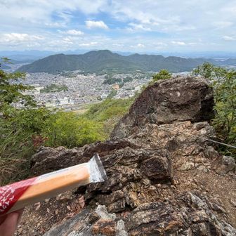 山頂寸前の謎施設前の休憩スポット
正面に百々ヶ峰💯