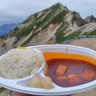 小屋前の木製ベンチで山々の絶景を楽しみながらインド風カレーを堪能😋
超辛口のカレーソースは優勝です🎊