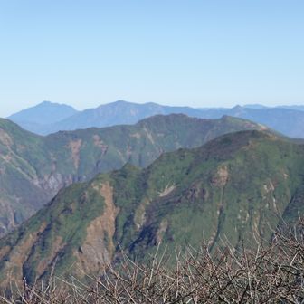 スタートした双耳峰の谷川岳を望む
奥には尾瀬の燧ケ岳、その右に至仏山が遠望出来ました