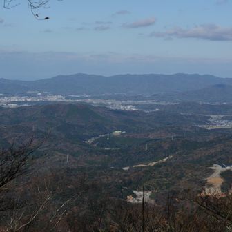 壁のような島根半島の御的(おまと)山、大平山、水澄山
松江市街地があって手前にこんもりした室山