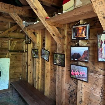 避難小屋の中