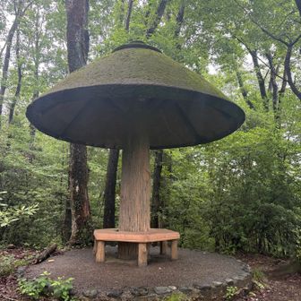 きのこの山みたいな東屋