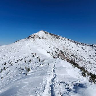 ブルーと白。上の方は風が強く、雪がうっすら。