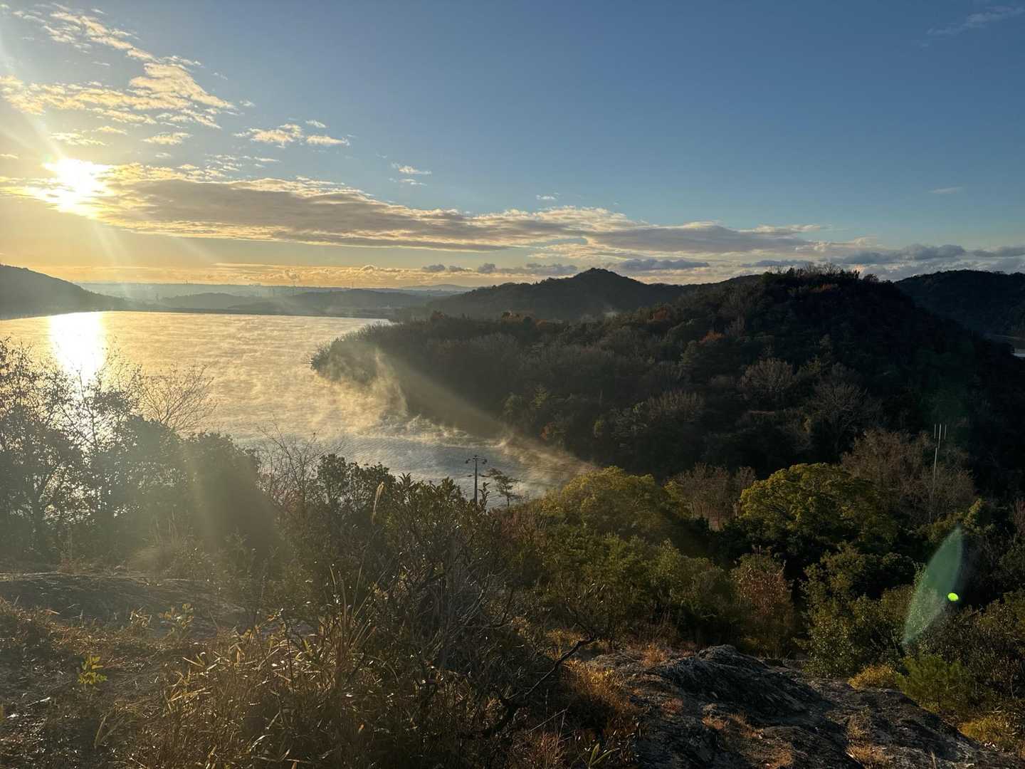 いきなり一つ目のピーク「一ツ山」から予期せぬ絶景が。湖面に蒸気が上っていて、水面でユラユラしていました。
水温と気温の融合で起こる現象でしょうか。寒い冬っぽい感じ。しばらくユラユラを見ていました。
っとそんなゆっくりはしてられない。今日は12peaks予定です。