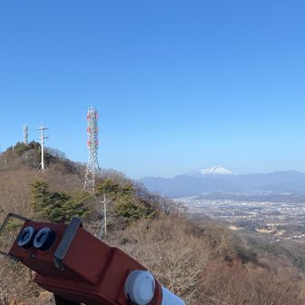 展望台から牛伏山山頂と右奥に浅間山🏔️