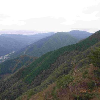 谷に道志みち(R413)が走る。
中央奥に富士山があるのだが、見えない。
奥の稜線中央の写真中央に御正体山。そこの手前の斜めの稜線右が今倉山･松山(ﾎﾟｺﾎﾟｺ)、その左の中央付近が菜畑山。
ウバガ岩の西側付近から