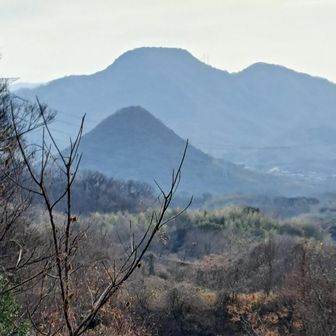 堂ヶ峰から
綾歌町富熊
大原地区に下山してゴールを目指しました😀

大原地区付近から
大高見峰や堤山を遠望しています😀

手前の尖る山が
讃岐七富士の一つ
羽床富士こと
堤山(つつまやま)
です😁

奥にドーム風の
ピークが
大高見峰になります😀

これから国道32号を横断して
レオマリゾートの前を通りゴールしました😁

((o(￣ー￣)o))