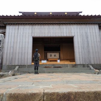 中岳上宮⛩️に 初めてのご挨拶の子猿🐒