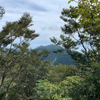 コヤマノ岳から釈迦岳方面です。
