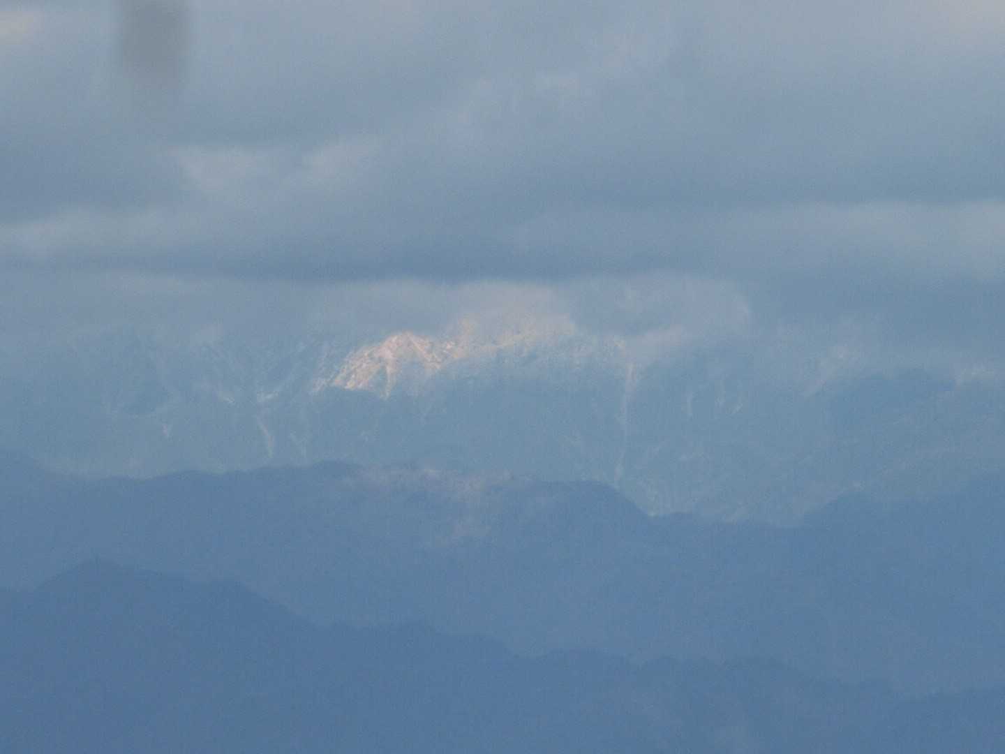雲の合間に少しだけ南アルプスが見えます